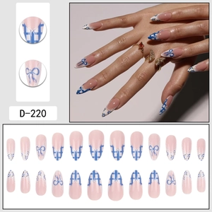 Unghie finte a mandorla con motivo vichy blu, pizzo e fiocchi 3D in stile French manicure