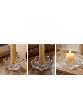 Detailansicht nordischer Kristallglas-Kerzenhalter mit eleganten vertikalen Streifen