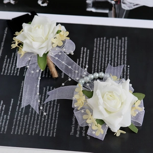 Ensemble élégant de boutonnière et de corsage de poignet à la rose blanche pour mariages