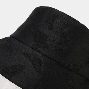 Cappello a secchiello nero da donna in tessuto jacquard con farfalle per protezione solare