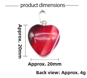 Vista dettagliata del retro di un ciondolo a cuore in agata, misura 20mm x 20mm