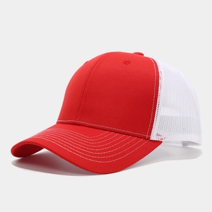 Rood-witte trucker pet met ademend mesh en een gebogen klep in zijaanzicht van 45 graden
