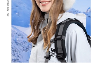 Gros plan du coupe-vent d'extérieur blanc avec logo CAMEL sur fond de montagnes enneigées