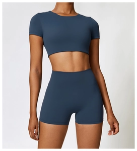 Ensemble de yoga bleu marine avec short taille haute et crop top pour le sport