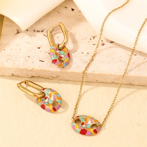 Set gioielli a naso di maiale colorato con collana dorata e orecchini pendenti abbinati