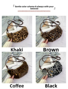 Vue détaillée des sacs hobo en fausse fourrure léopard en quatre coloris variés