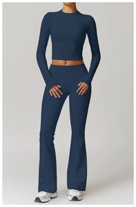 Détail d'un ensemble de yoga bleu foncé avec pantalon évasé et haut court brossé