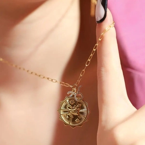 Collier Taureau doré avec croissant de lune en opale et pendentif en zircon serti