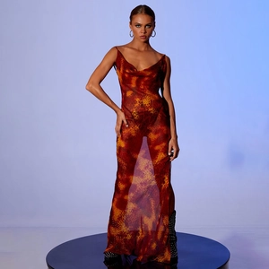 Détail de la robe en maille léopard rouge orangé avec col bénitier et fente haute