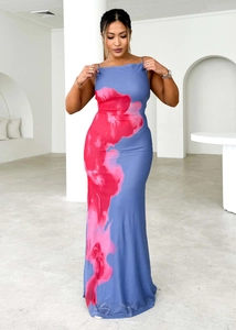 Robe longue ajustée pour femme avec imprimés floraux rouges et roses sur un tissu bleu-gris