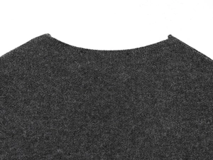 Gros plan sur la texture en maille gris foncé et les détails du col en V du pull
