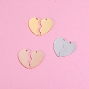 Pendentifs cœur en acier titane poli pour couples en finitions or, argent et or rose