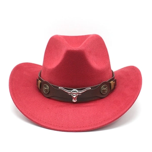 Détail d'un chapeau de cowboy rouge en suédine avec ornement tête de taureau argent