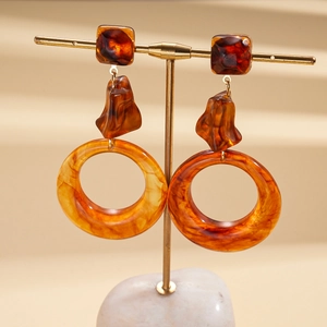 Retro resin geometric hoop earrings with amber tortoiseshell texture on golden stand