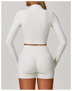 Vue arrière de l'ensemble de yoga blanc avec détail froncé sur le short taille haute