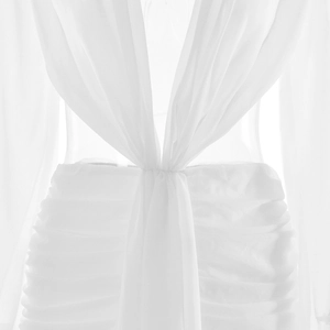 Nahaufnahme des weißen Chiffonkleides mit Taillenfalten und elegantem Knotendetail