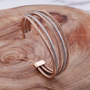 Bracciale rigido minimalista con cavi intrecciati in finitura oro rosa e argento