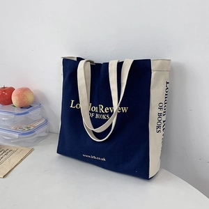 Dettaglio della borsa tote in tela blu navy e crema con stampa London Review of Books