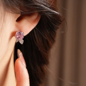 Dettaglio ravvicinato dell'orecchino rosa con foglie impreziosite da piccoli zirconi