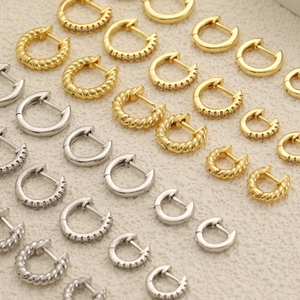 Schicke gedrehte und diamantbesetzte 18K Gold- und Silber-Huggie-Ohrringe für Damen