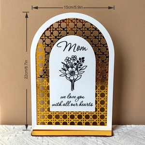 Macro shot of arched Mom acrylic plaque with 15cm width and 22cm height dimensions