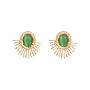 Détail des boucles d'oreilles soleil dorées avec pierres œil de chat vert olive serties