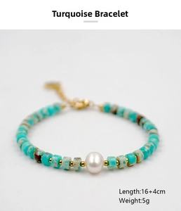 Détail d'un bracelet en perles turquoise avec perle blanche et chaîne d'extension dorée