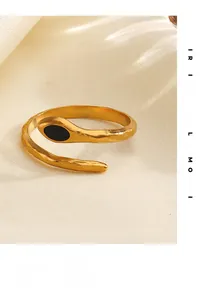 Dettaglio dell'anello a serpente vintage dorato con trama lavica e smalto nero ovale