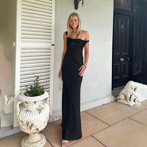 Détail d'une élégante robe longue en satin noir avec un décolleté asymétrique à une épaule