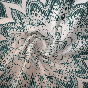 Vue détaillée du motif mandala sur tissu denim bleu sarcelle avec une texture en sergé