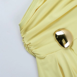 Gros plan d'une robe en maille jaune avec boucle métallique dorée et texture du tissu