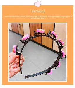 Detalle de una diadema negra con pinzas de flores rosa y naranja para peinados