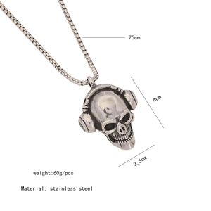 Vue détaillée du collier crâne punk avec dimensions et poids en acier inoxydable poli