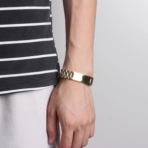 Close-up of a 15mm gold-plated stainless steel men's bracelet with a sleek flat bar detail