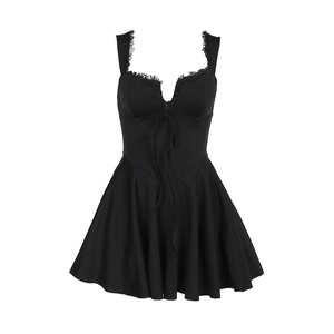 Elegantes schwarzes Minikleid mit Schnürung, Faltenrock und Spaghettiträgern auf Weiß