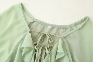 Nahaufnahme des minzgrünen Chiffonkleid-Ausschnitts mit Kordelzug und Rüschen