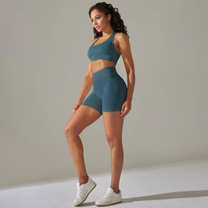Dettaglio del set yoga senza cuciture blu petrolio con pantaloncini a vita alta e coste