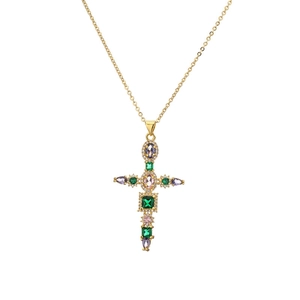 Collier croix dorée élégant avec pierres colorées et zircons sertis en micro-pavé