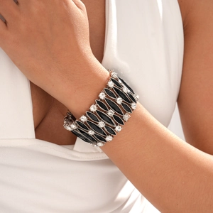 Dettaglio del bracciale elastico argentato con diamanti incastonati e rombi neri