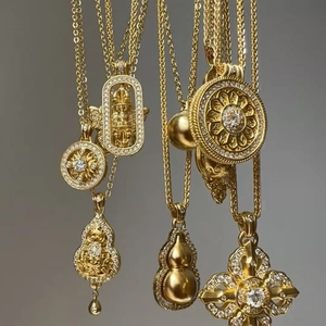 Goldene Halsketten Kollektion mit Zirkonia Zylinder und hohlen Kürbis Anhängern