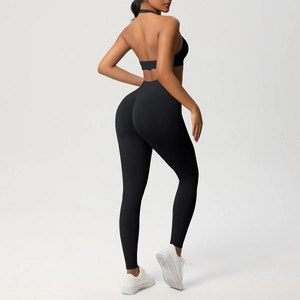 Vista laterale del reggiseno sportivo nero con schiena scoperta e leggings a vita alta