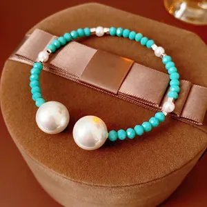 Bracelet rétro français avec perles turquoise et grandes perles sur velours marron