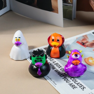 Detailopname van vier Halloween eendjes inclusief spook en vampier decoratieve figuren
