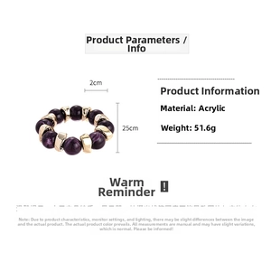 Dettaglio del bracciale con perle acriliche effetto marmo e distanziatori dorati, peso 51,6g