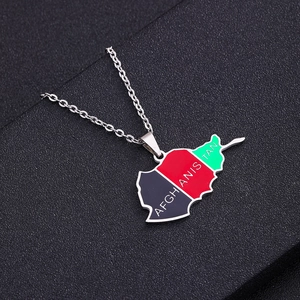Détail du collier pendentif carte de l'Afghanistan avec émail noir rouge vert sur chaîne argent