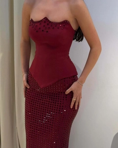 Détail du haut bustier bordeaux avec broderie de paillettes et texture brillante