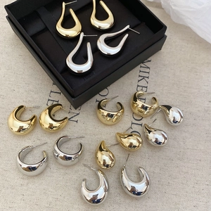 Polished C-shape and teardrop metal earrings set in gold and silver finish