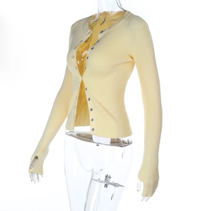 Dettaglio del cardigan in maglia a coste giallo pallido con bottoni a pressione in metallo