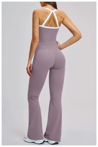 Achteraanzicht van paarse yogaset met gekruiste bandjes en uitlopende legging met bies