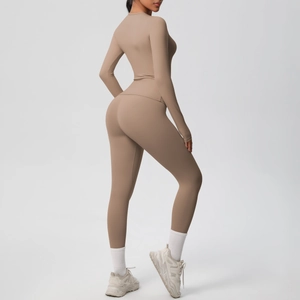 Dettaglio del set yoga mocha con vista posteriore del top a maniche lunghe e dei leggings